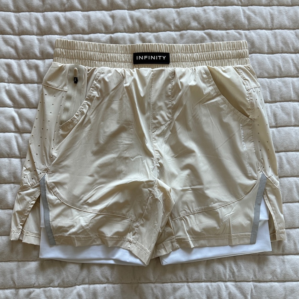 NEW Alphalete Infinity 5.5” speed shorts in size M